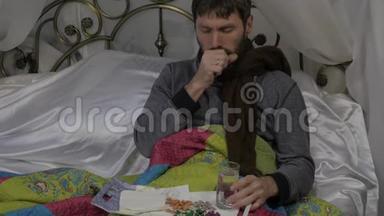 一个<strong>病人躺在床上</strong>，脖子<strong>上</strong>围着一条温暖的围巾，咳嗽着，喝着一片药丸。 慢动作